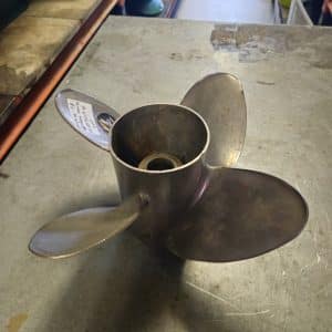 Hélice Offshore Trophy 48-825902A46 21P