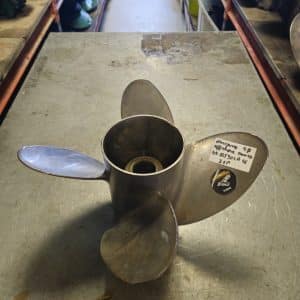 Hélice Offshore Trophy 48-825902A46 21P