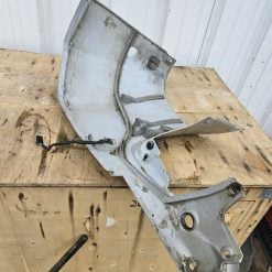 Carter Babord moteur Honda BF225 Marque honda Modele bf225 Reference : 63715-ZY3-040ZA Pièce occasion s'adaptant sur plusieurs modèle Honda. Voir avec conseiller commercial. Démonté sur moteur honda BF225