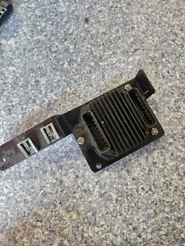 Boitier electronique non identifie mercruiser ou volvo