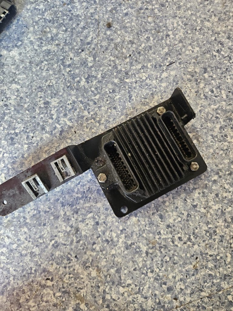 Boitier electronique non identifie mercruiser ou volvo