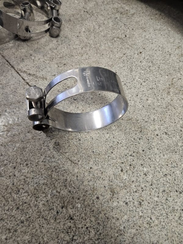 Collier de serrage à double boulon de type « UN B »