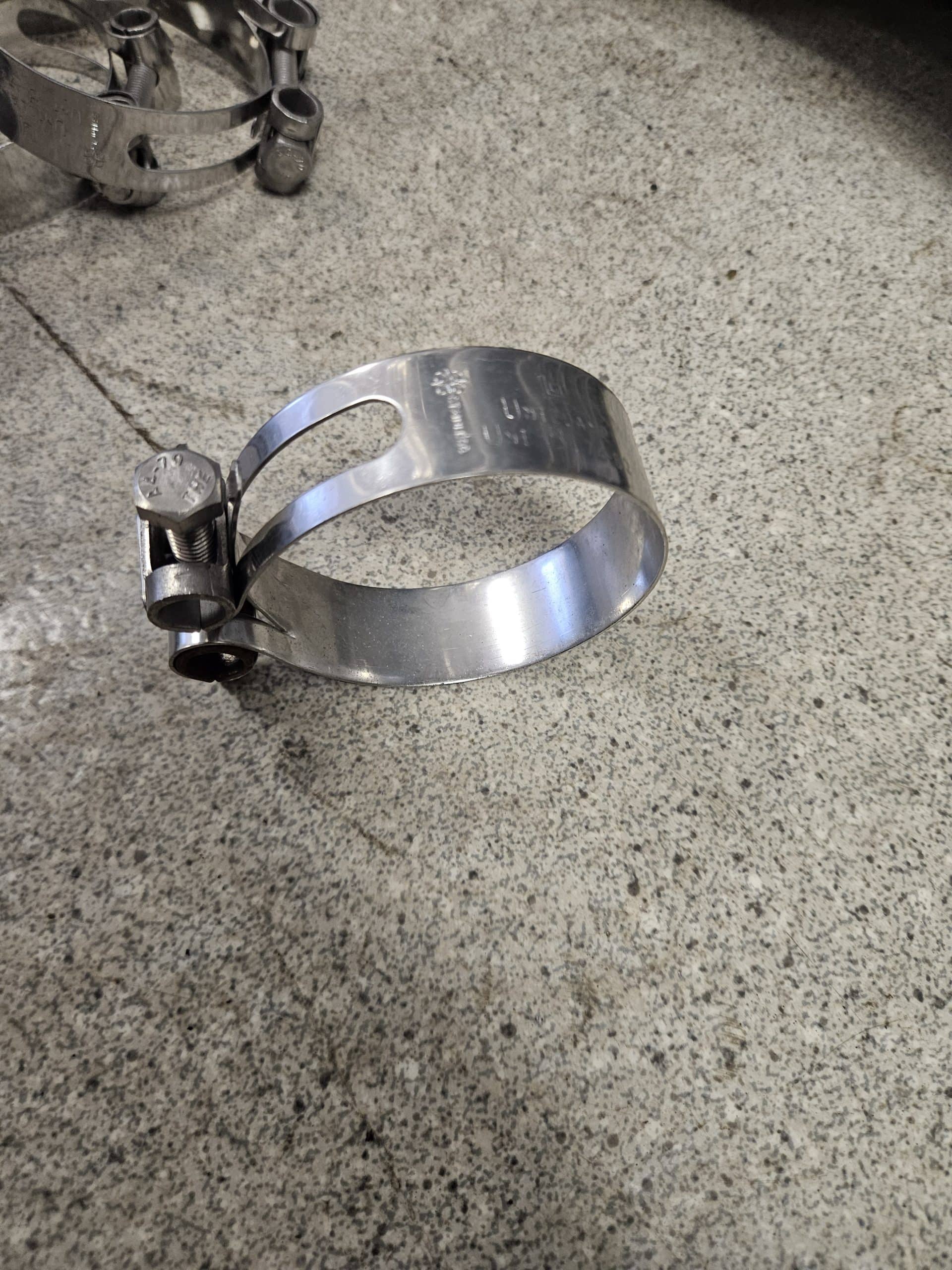 collier de serrage à double boulon de type « UN B »