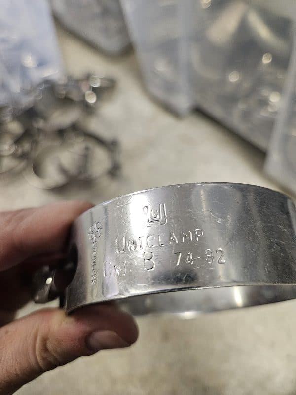 Collier de serrage à double boulon de type « UN B »