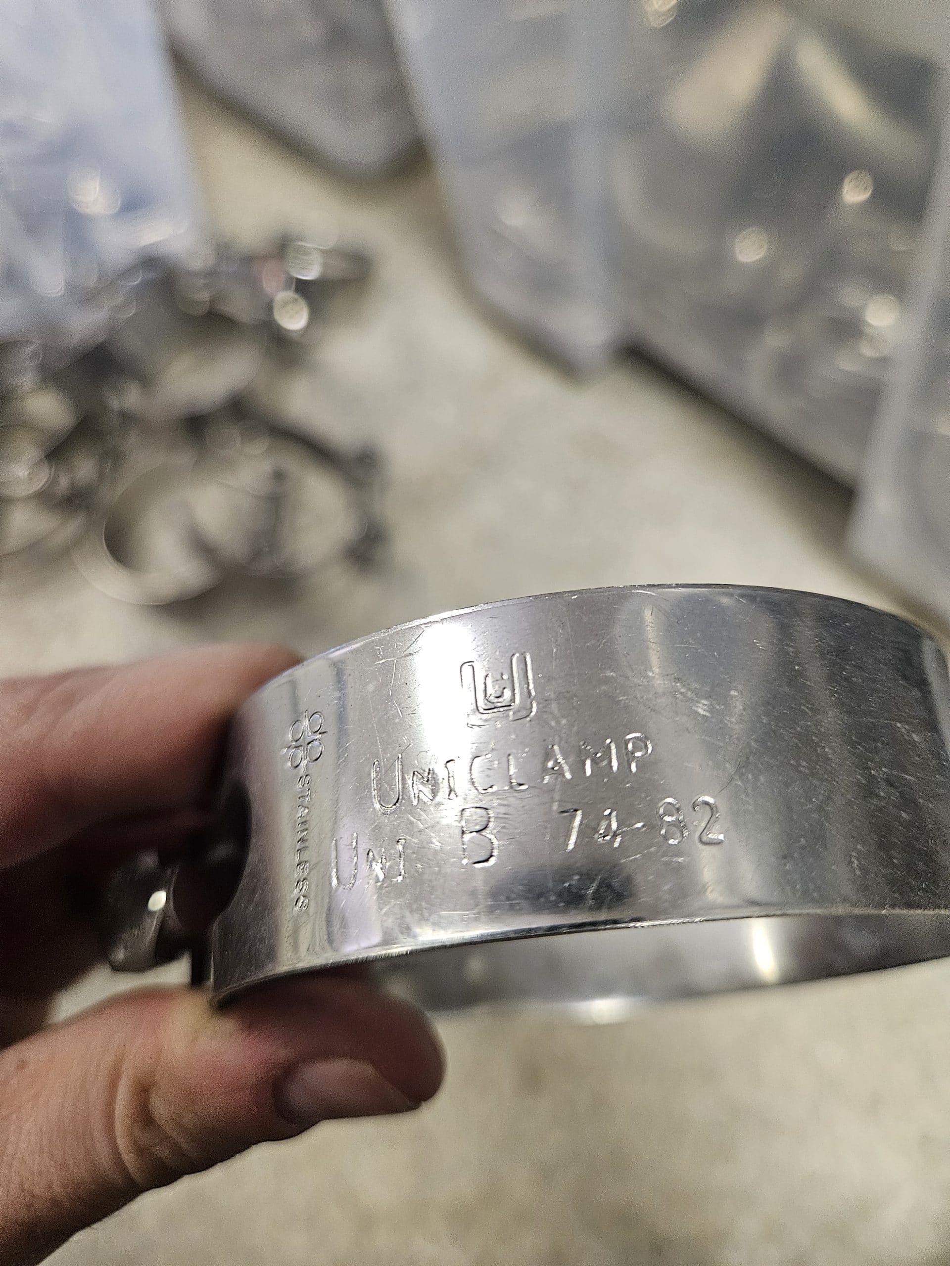 collier de serrage à double boulon de type « UN B »