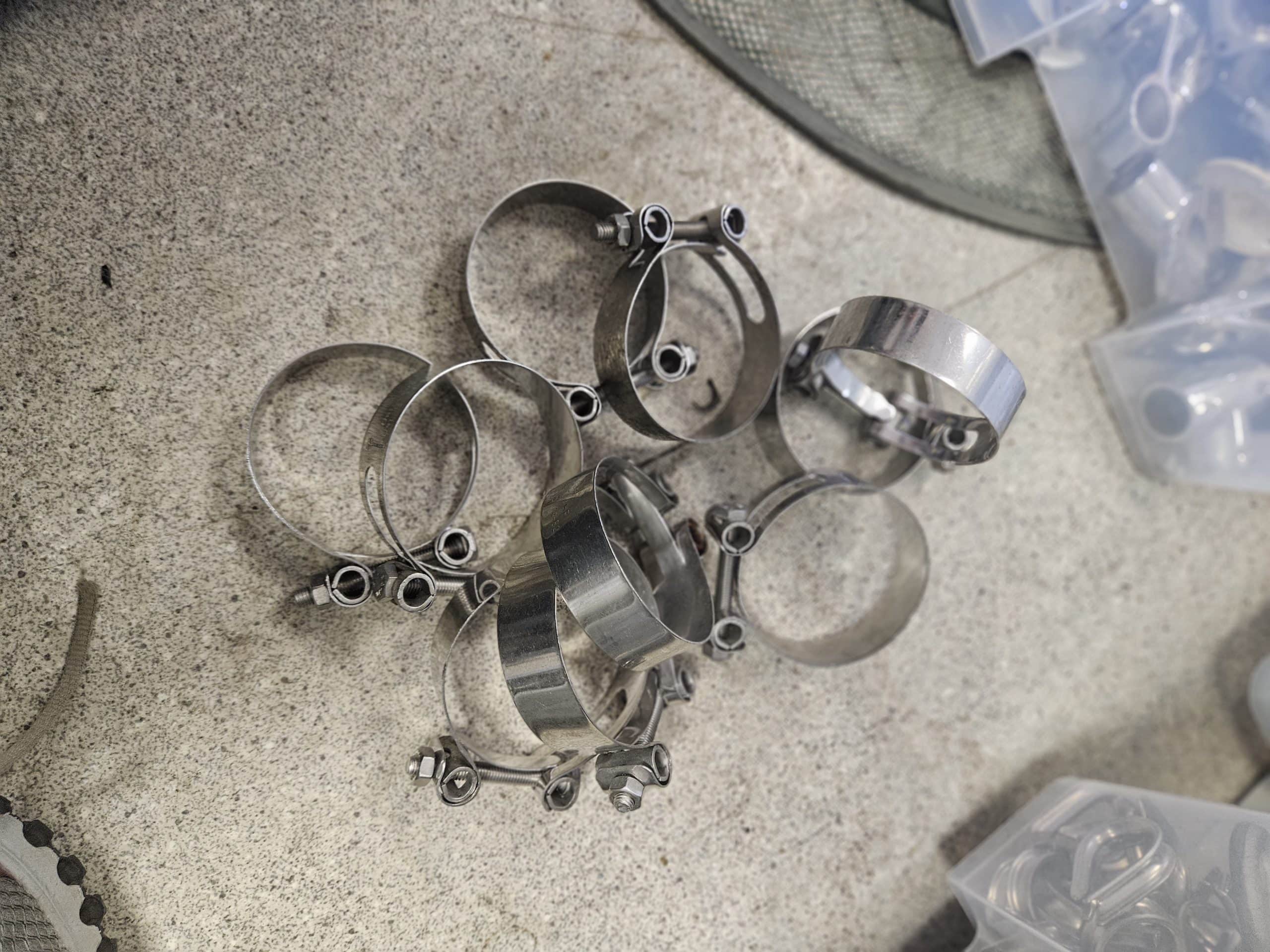collier de serrage à double boulon de type « UN B »