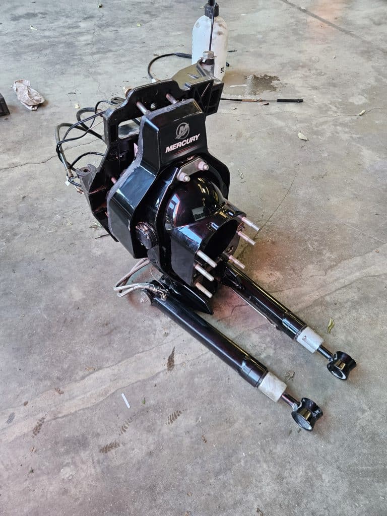 Platine Mercruiser Bravo complète avec vérin neuf