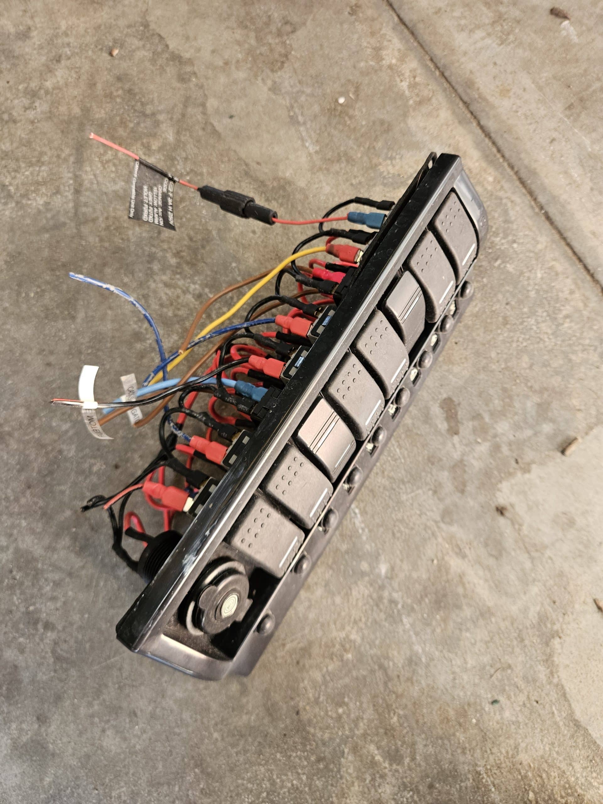 Tableau 8 interrupteurs marins avec prise 12V