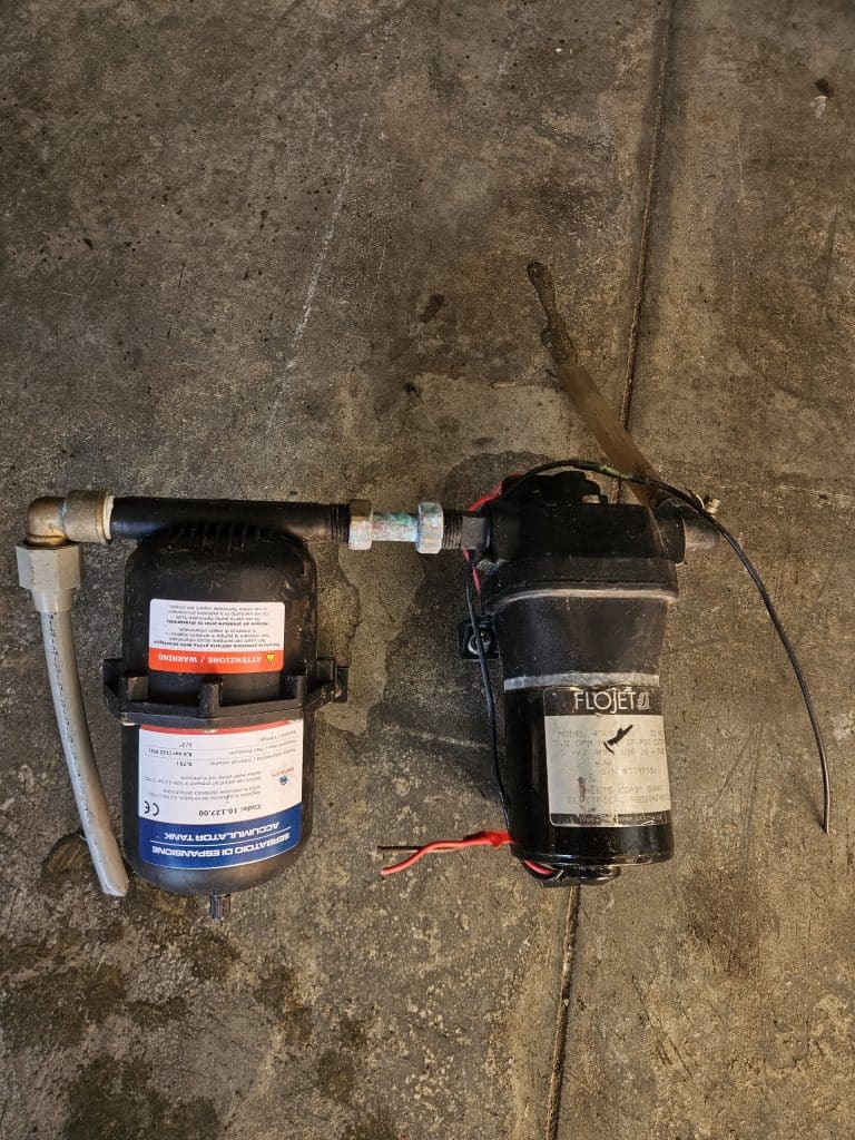 Pompe à eau Flojet 93397551 12V + accumulateur