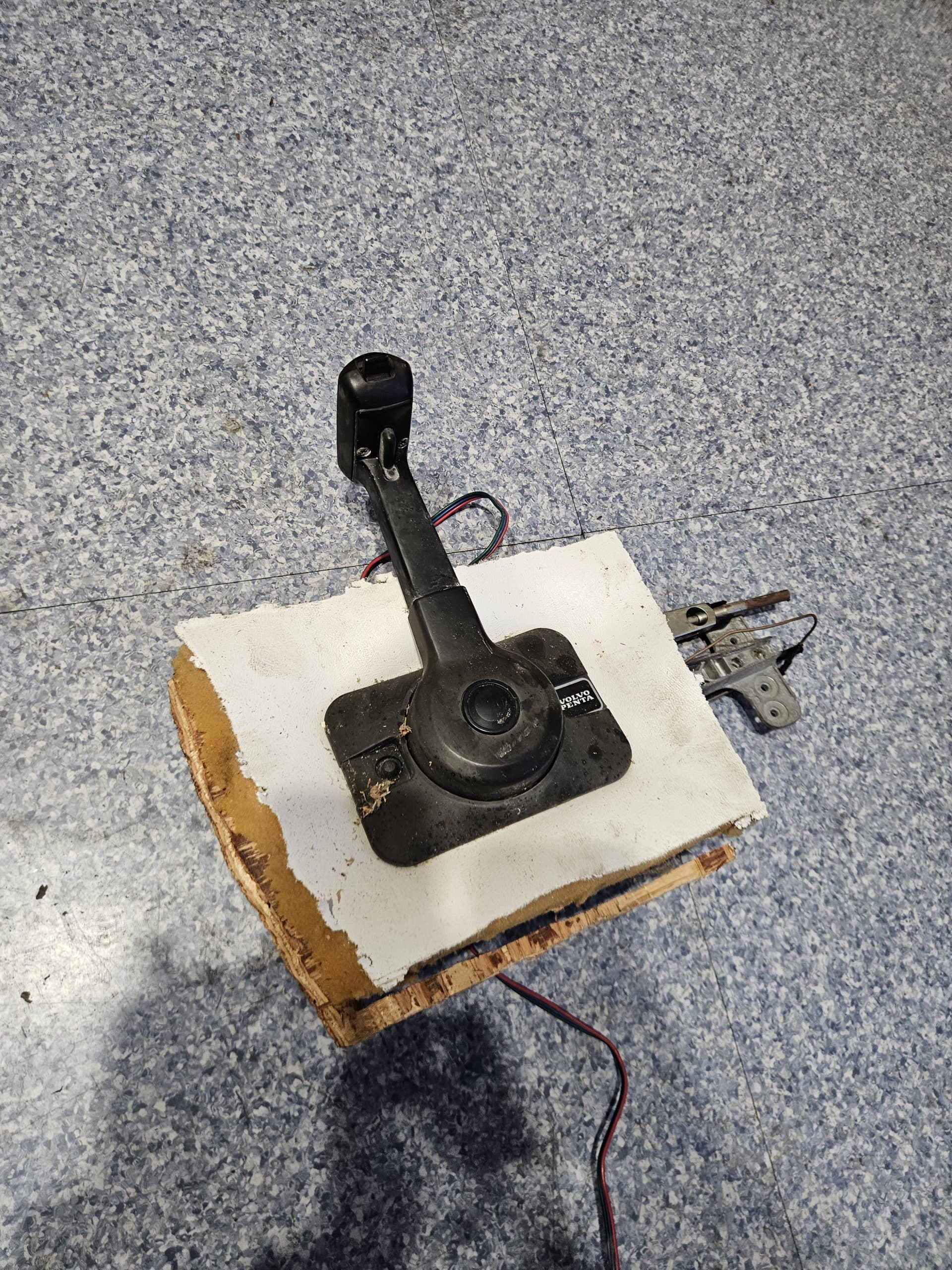 Manette de gaz latérale Volvo d’occasion contrôlée