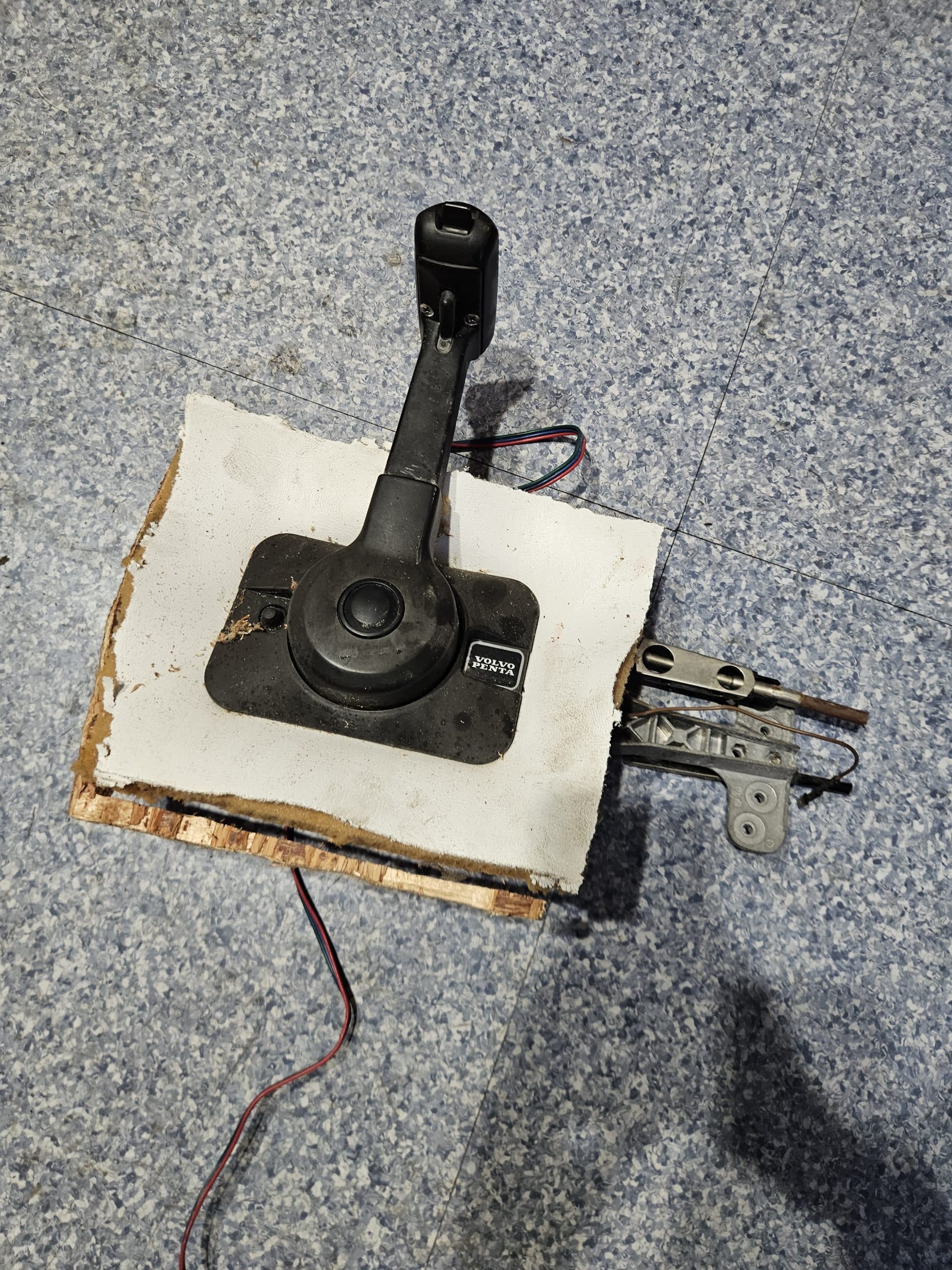 Manette de gaz latérale Volvo d’occasion contrôlée