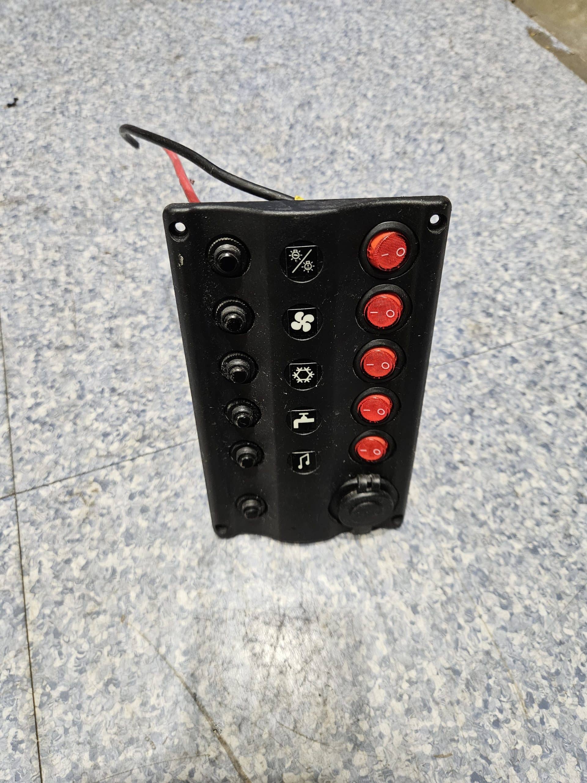 Tableau interrupteur 5 boutons avec allume-cigare