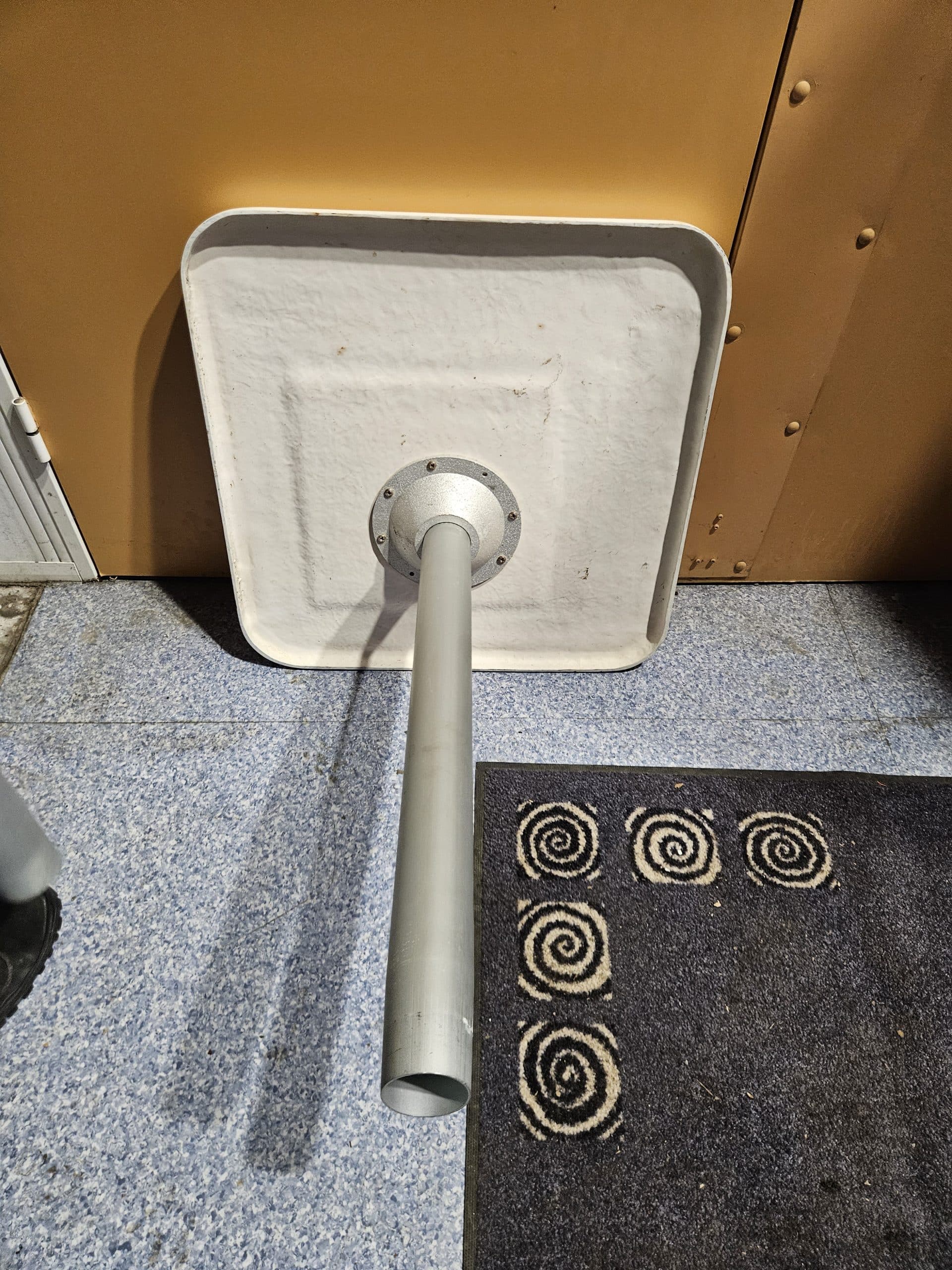 Table bateau plastique 58×58 cm avec pieds alu