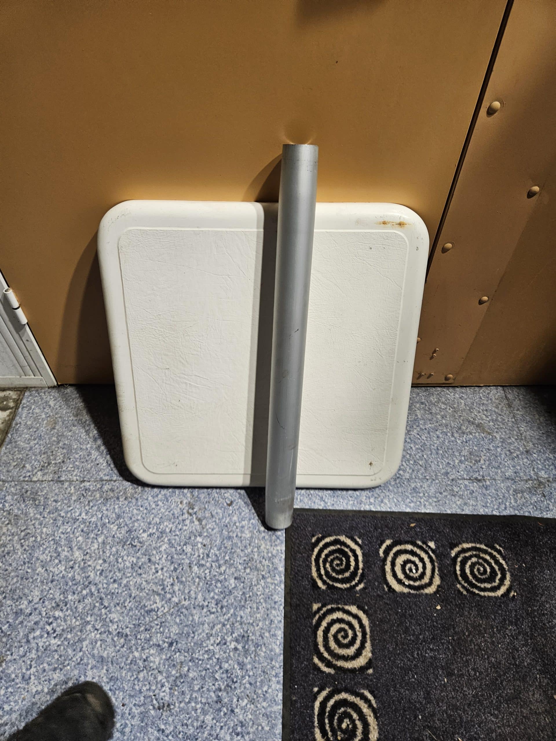 Table bateau plastique 58×58 cm avec pieds alu