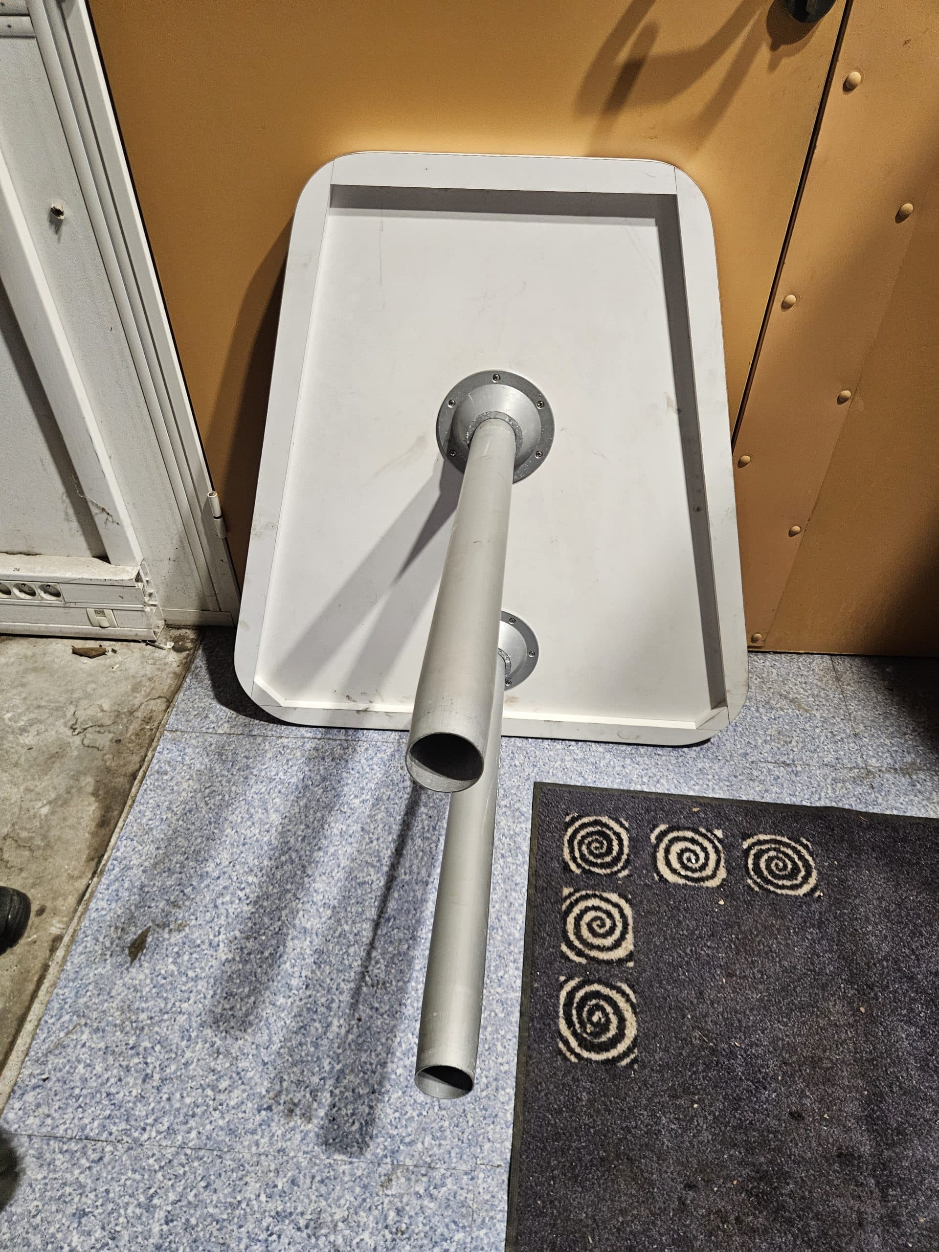 Table triangulaire de bateau avec deux pieds alu