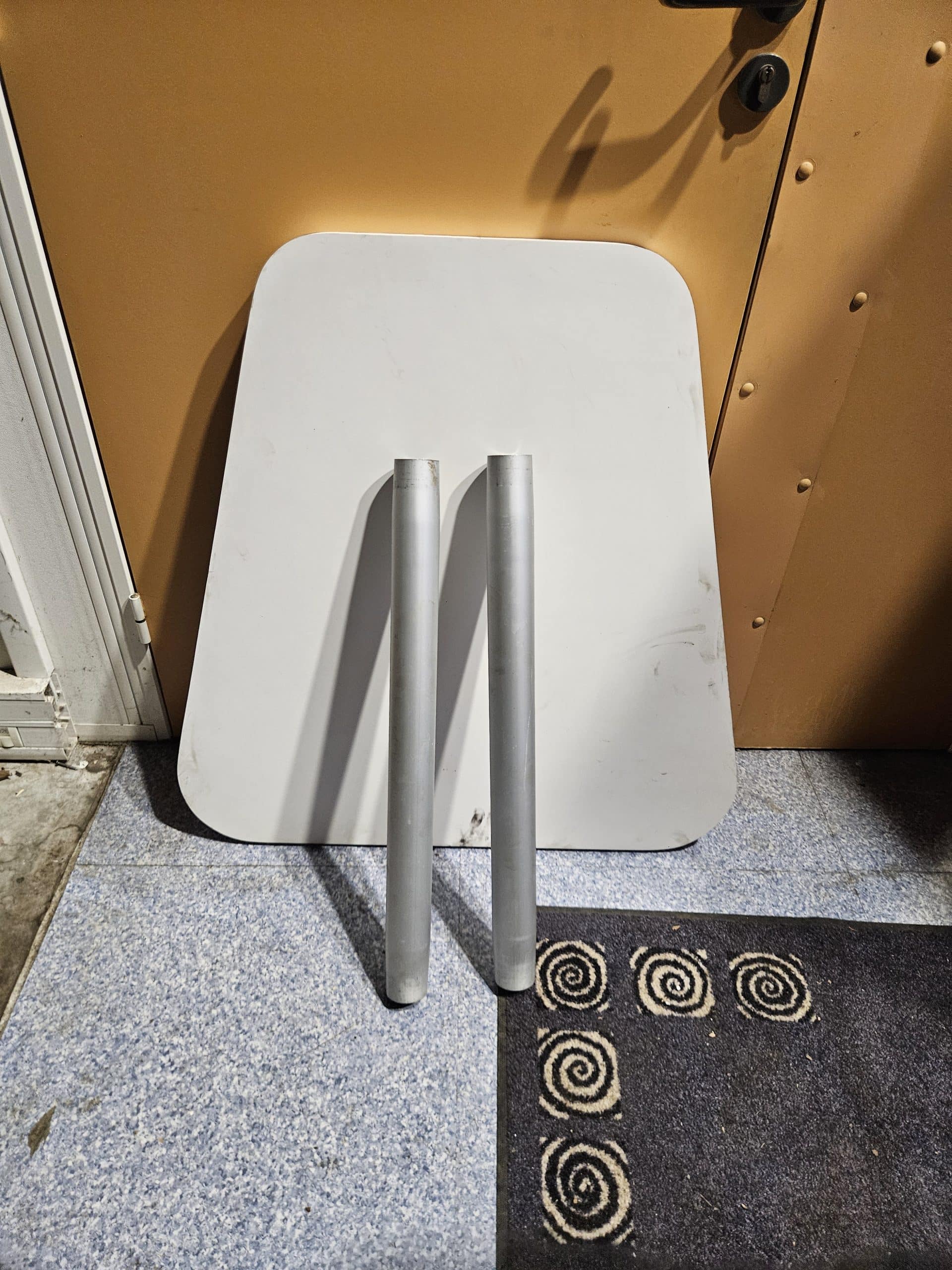 Table triangulaire de bateau avec deux pieds alu