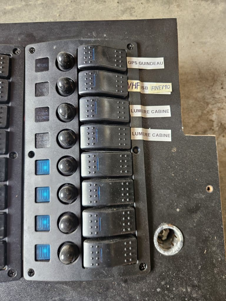Panneau 16 interrupteurs avec 2 jauges carburant