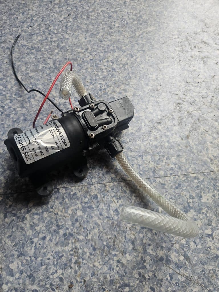 Pompe à eau 12V Cybernova 6A occasion