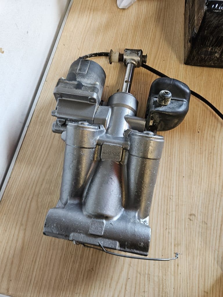 Trim hydraulique complet Suzuki DF140 d’occasion