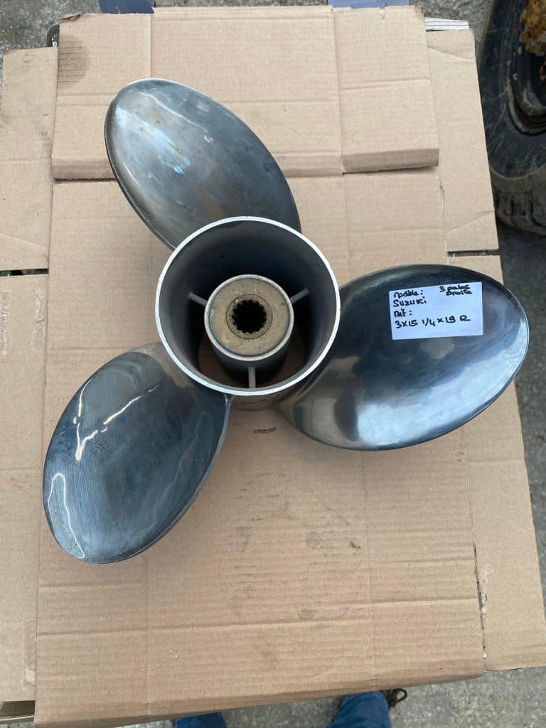 Hélice 15 1/4x19 inox Suzuki Yamaha 15 cannelures
