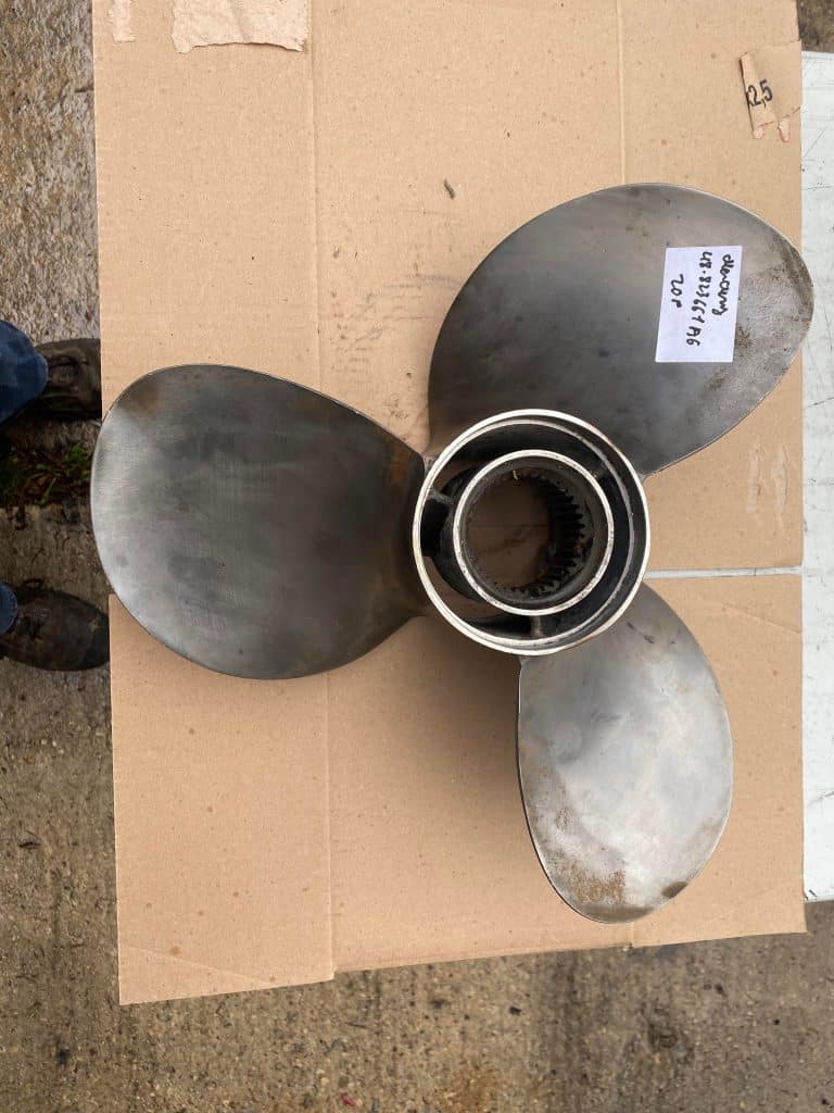 Hélice Bravo III 48-823661 Mercury marine 20P