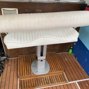 Siège blanc avec son pied