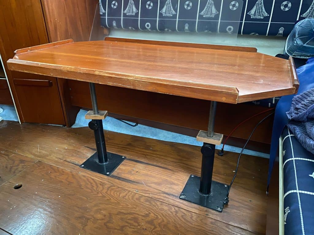 Table avec ces pieds