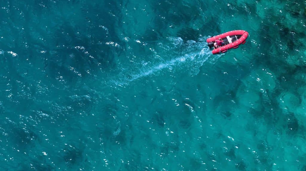 Peut-on abandonner un bateau ? Risques et sanctions