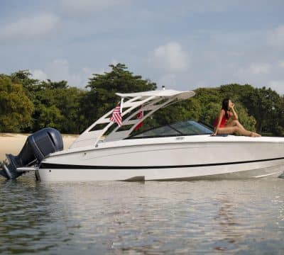 Moteur hors-bord pour bateaux : les 5 modèles que notre équipe recommande pour la navigation côtière