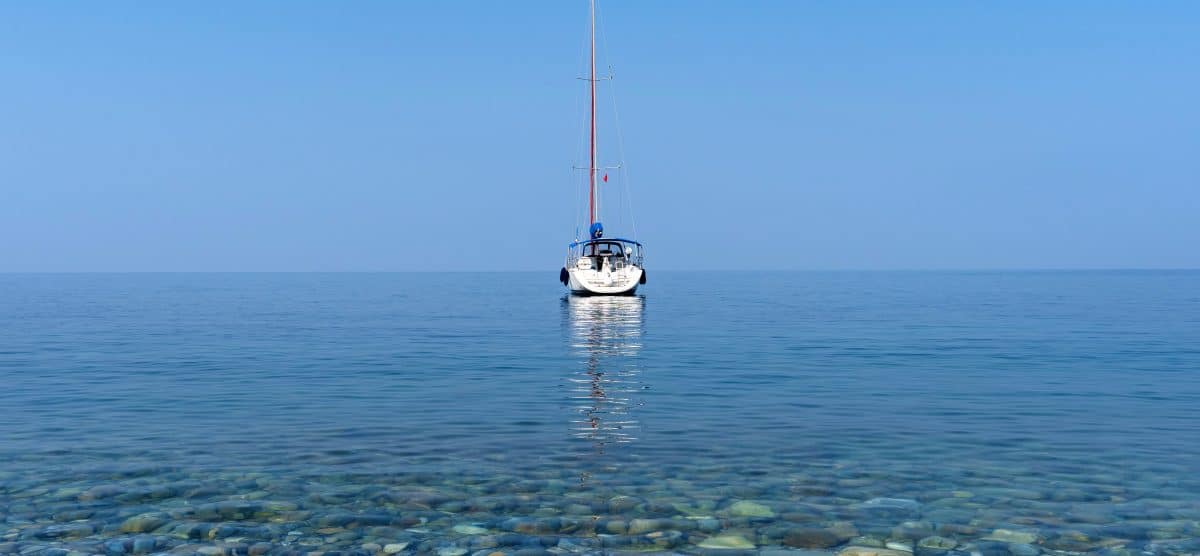 Où acheter une écope et comment l’utiliser efficacement sur un voilier ou un bateau ?