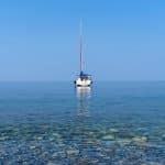 Où acheter une écope et comment l’utiliser efficacement sur un voilier ou un bateau ?