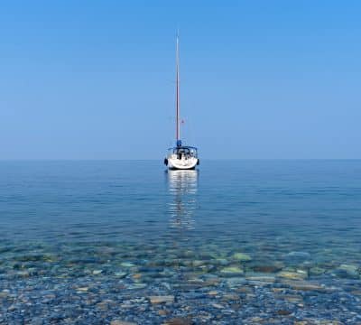 Où acheter une écope et comment l’utiliser efficacement sur un voilier ou un bateau ?